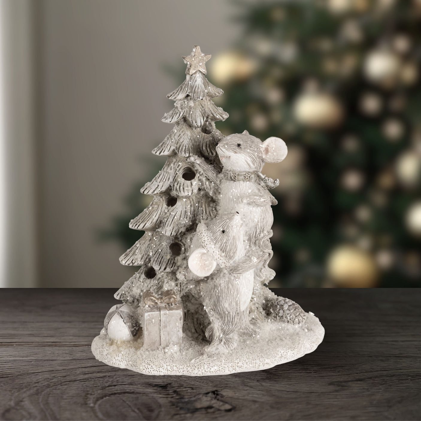 Dekorativ julefigur i sølvgrått med mus og juletre, stemningsfull LED-belysning.