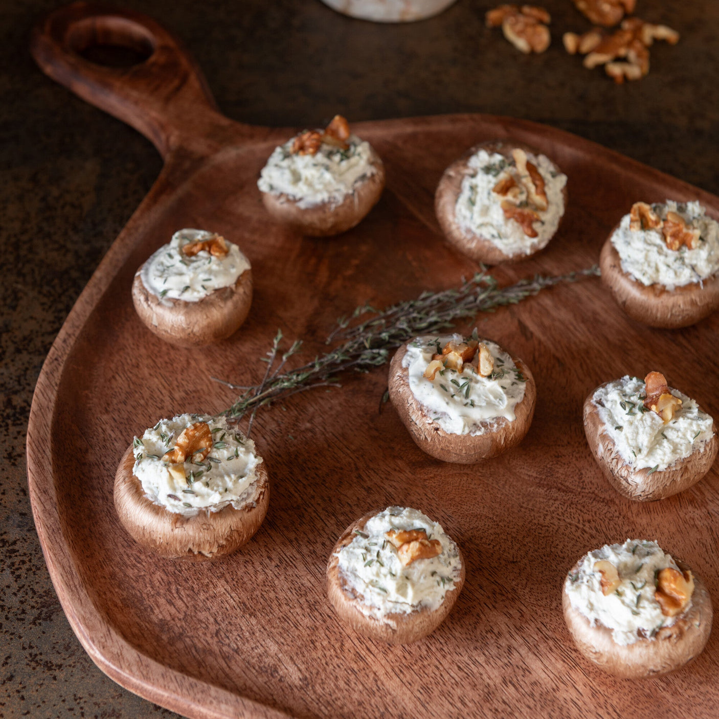 Goa serveringsbrett i mangotre plassert på spisebord i naturlig miljø, fotografert fra avstand.