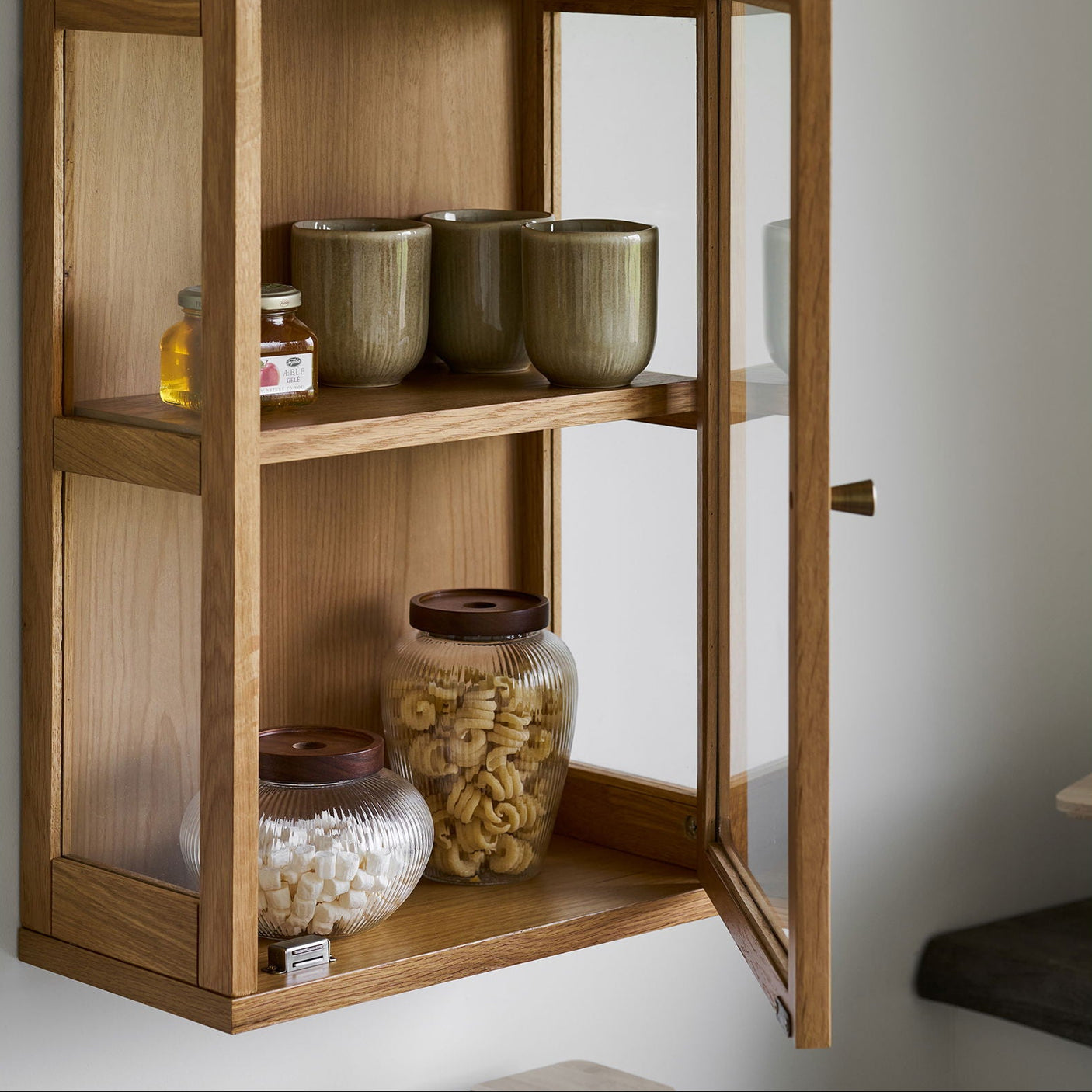 Maya kjøkkenkrukker i glass og akasie vist på hvit bakgrunn