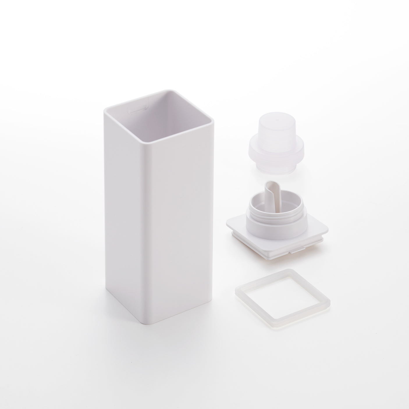 Oppvaskflaske med magnetisk bakside festet ved vaskekum.