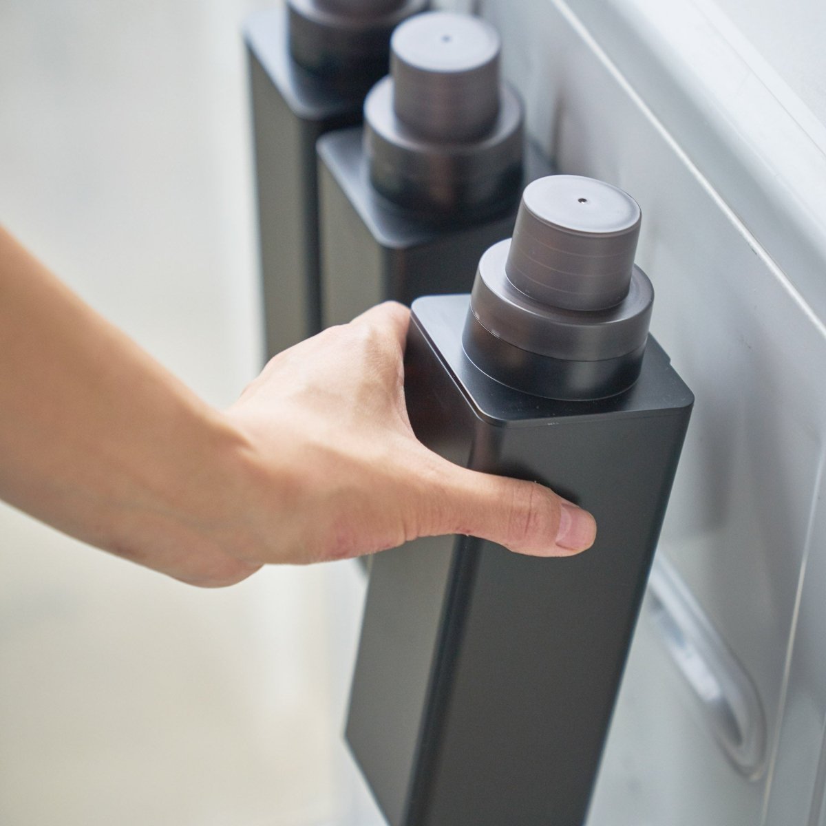 Magnetisk flaske til oppvaskmiddel sort - Lindas Dekor