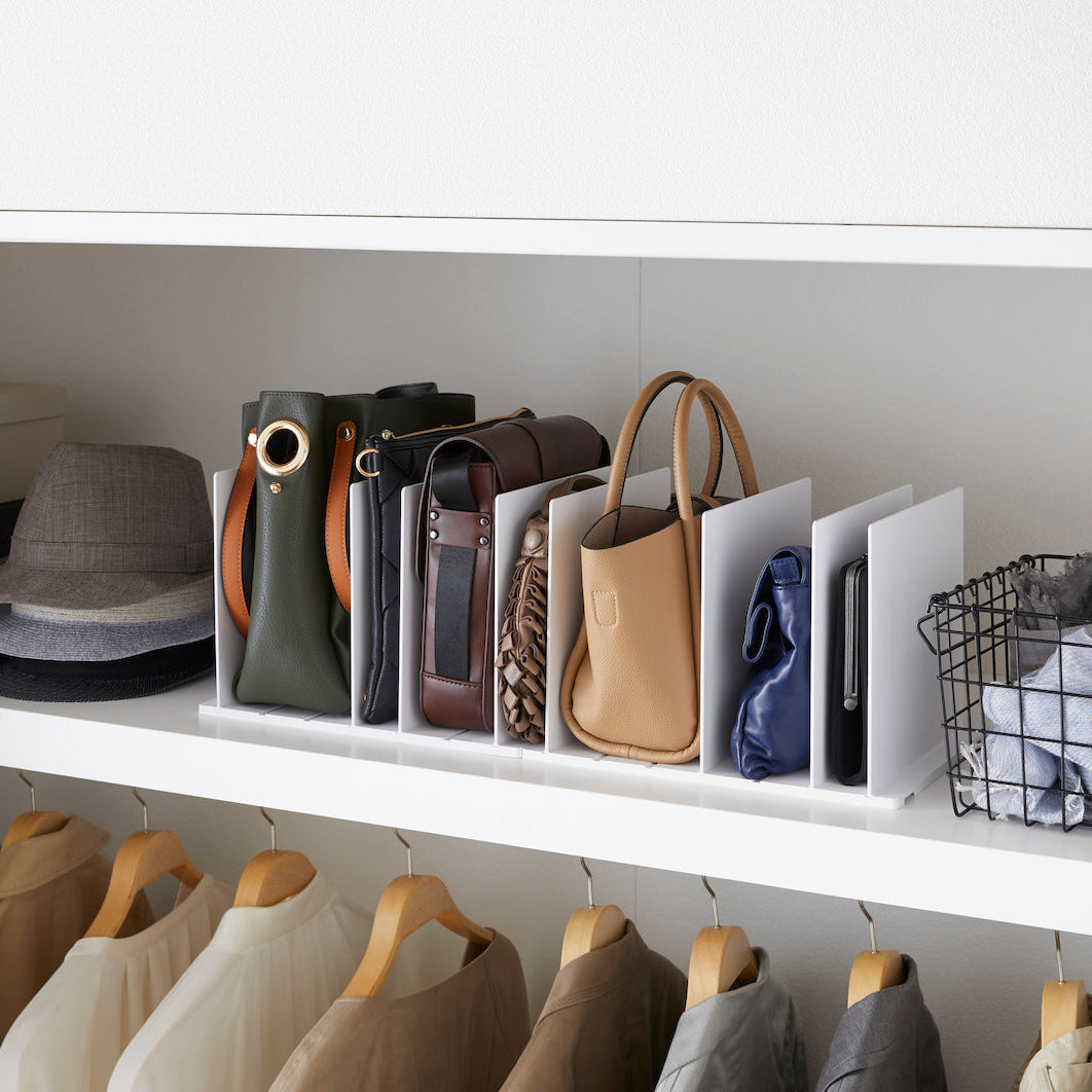 Hvit veskeorganisator med justerbare skillevegger.