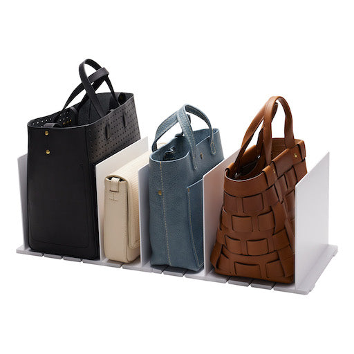 Hvit oppbevaringsenhet for vesker, mapper og tilbehør.