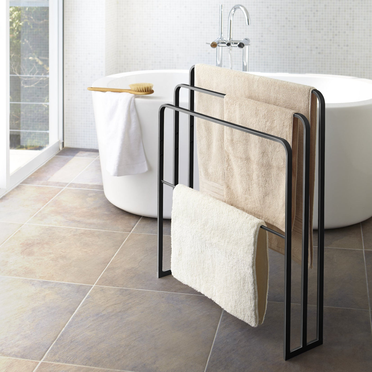 Sort håndklestativ med tre nivåer for luftig tørking.
