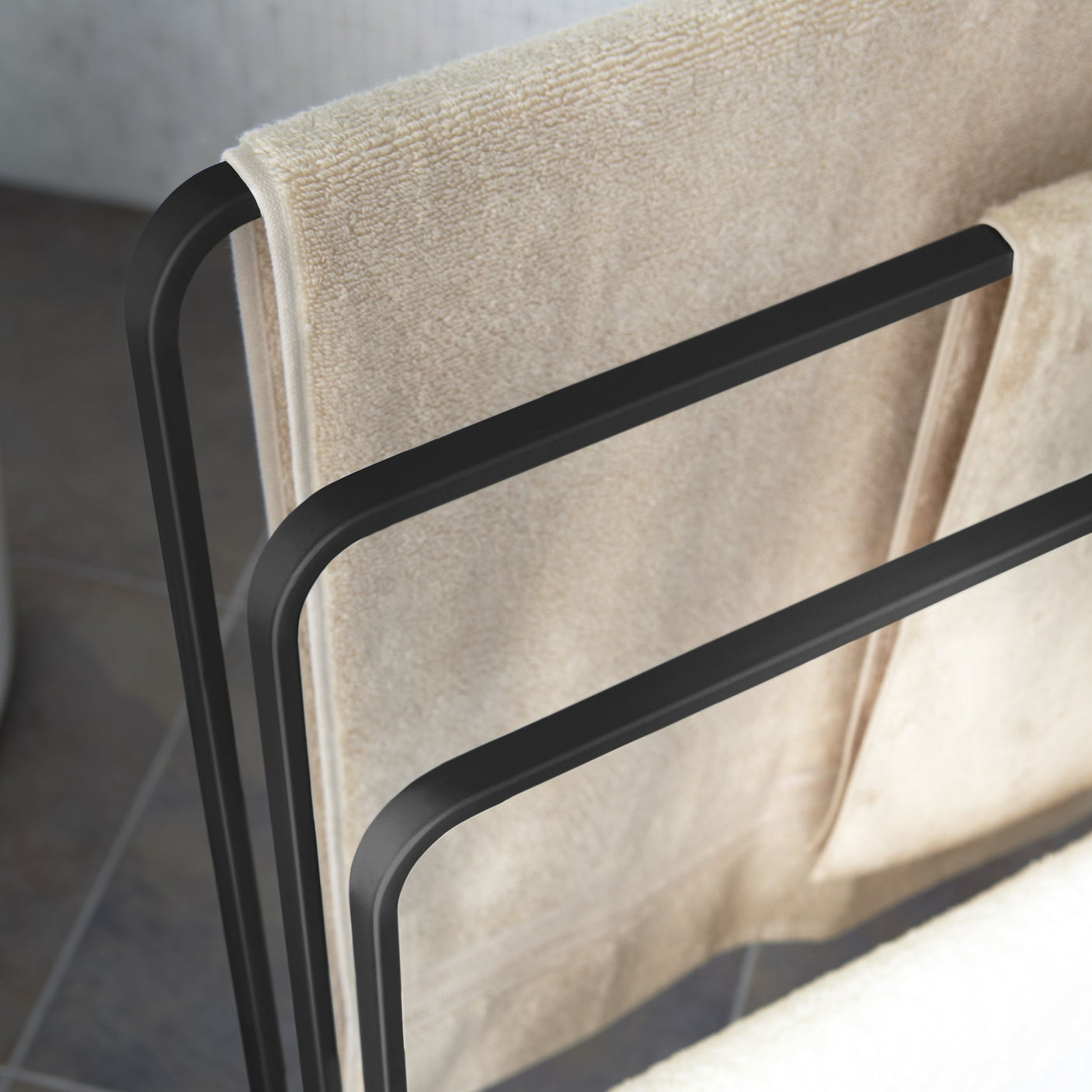 Frittstående håndklestativ i minimalistisk design.