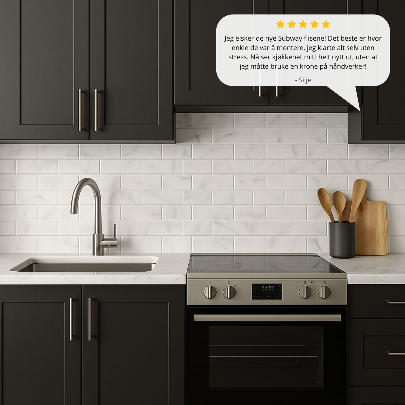 Kundevurdering av Subway marmor selvklebende fliser på mørkt kjøkken – enkelt å montere selv.