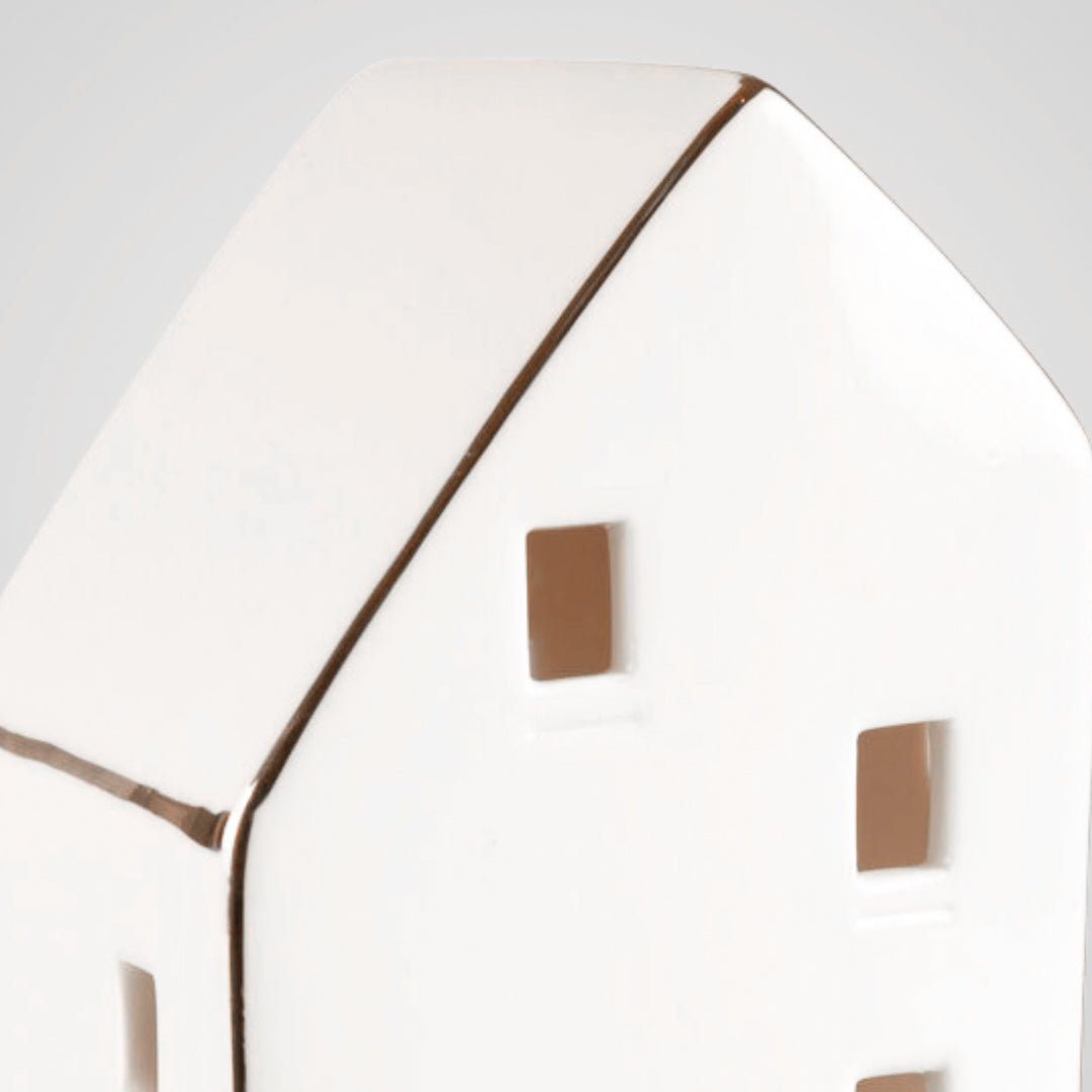 Närbild av det höga keramikhuset som visar detaljer på ytan och fönstrena.