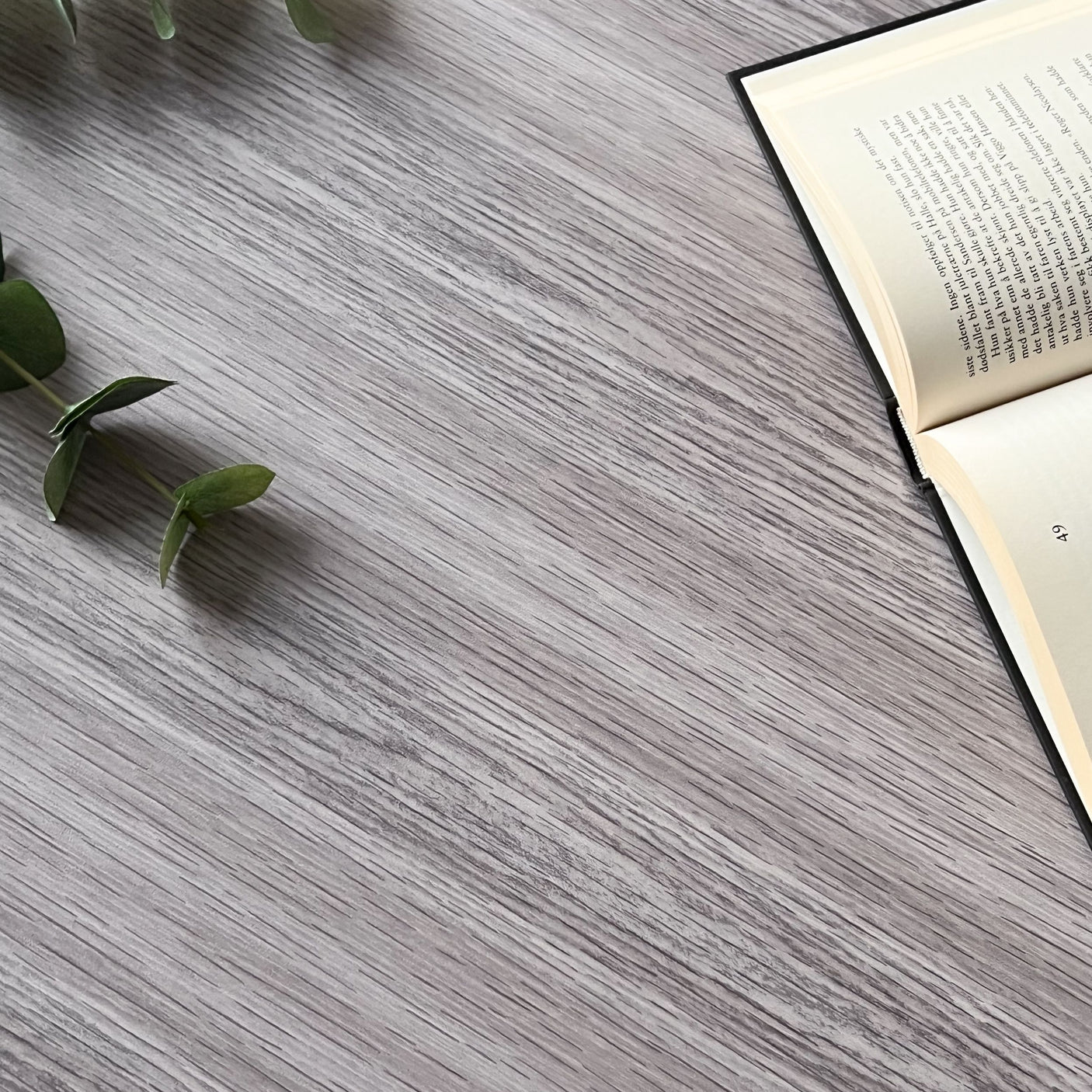 Premium Manchester pine kontaktplast er en bestselger som imiterer furu i behagelige gråtoner. Passer godt til fornyelse benkeplater, bord og møbler.