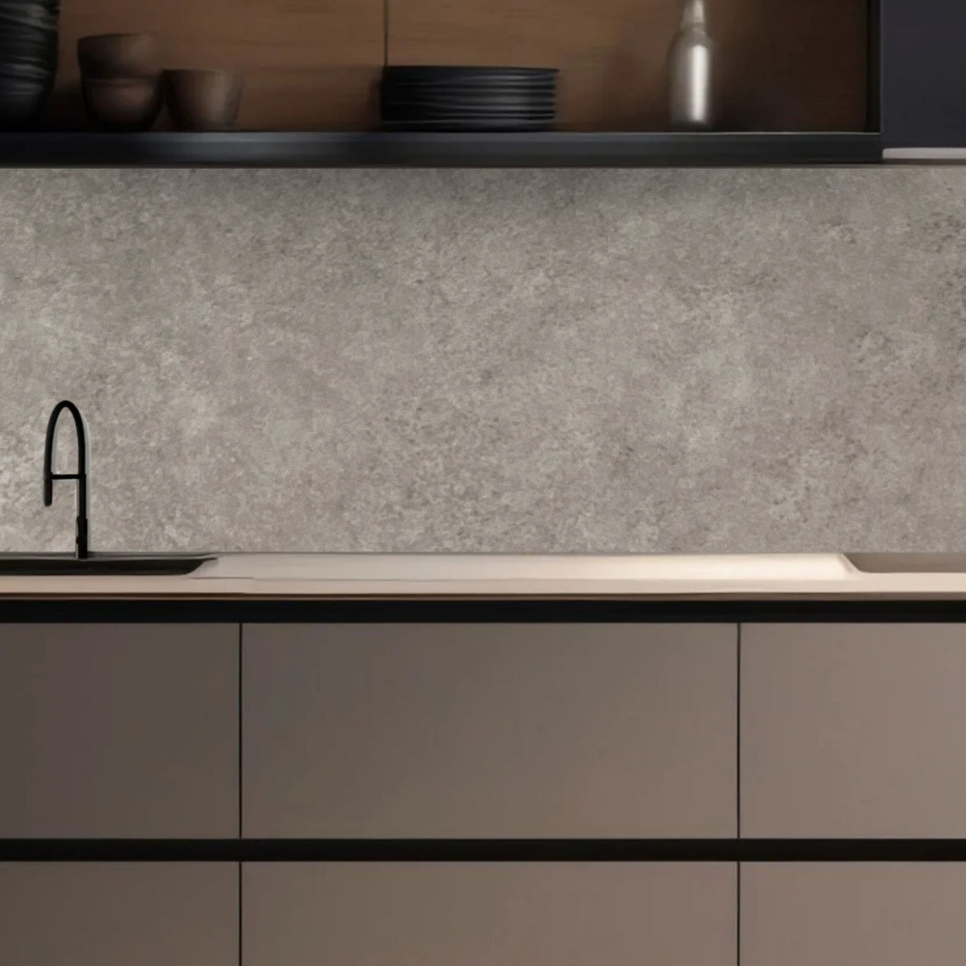 Concrete natural etterligner en naturlig steinoverflate av dybde. Folien har en blanding av gråtoner med hint av beige, noe som skaper et mykt, industrielt preg.