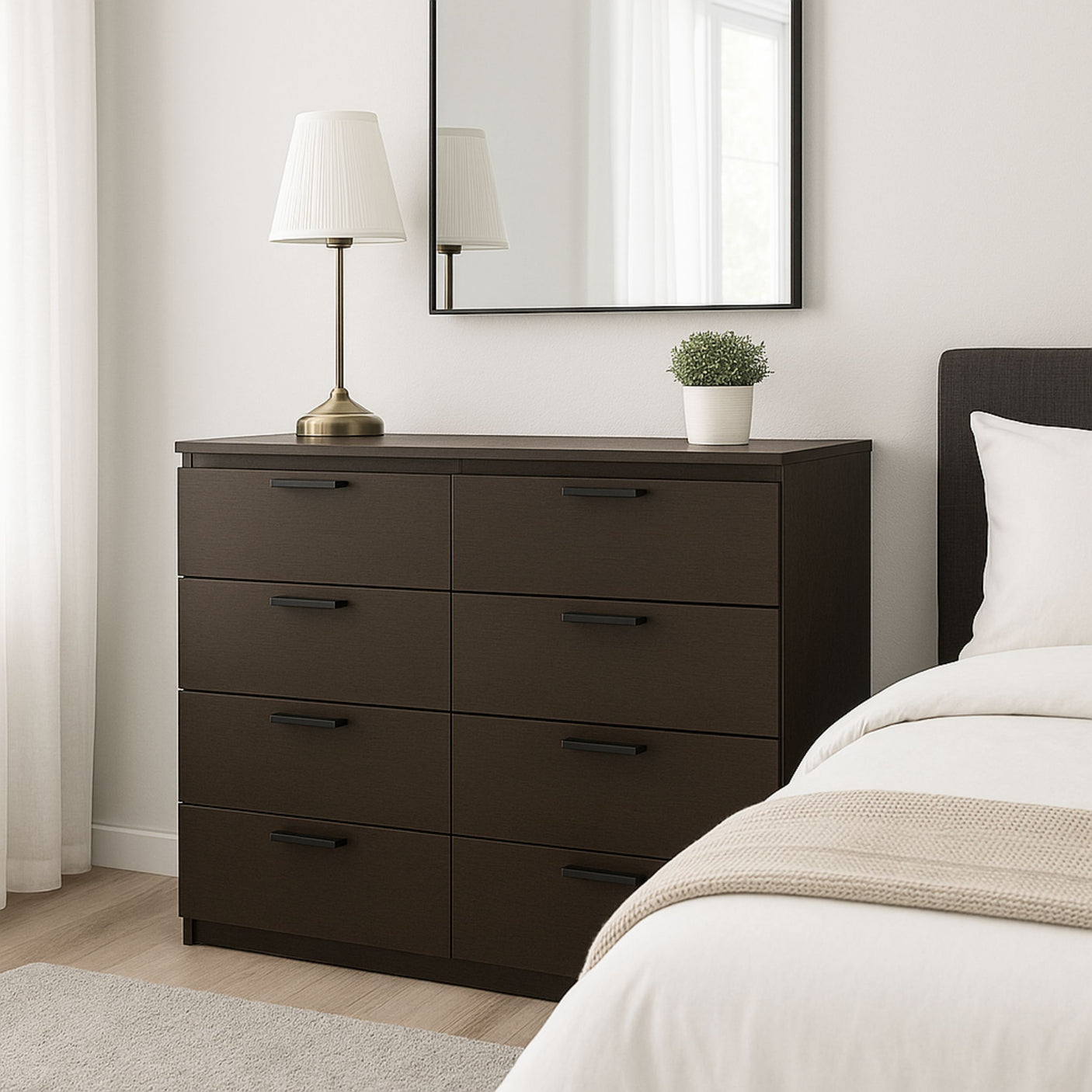 Elegant soveromskommode med Cocoa kontaktplast i mørk trelook, stylet med speil, bordlampe og grønn plante for moderne uttrykk