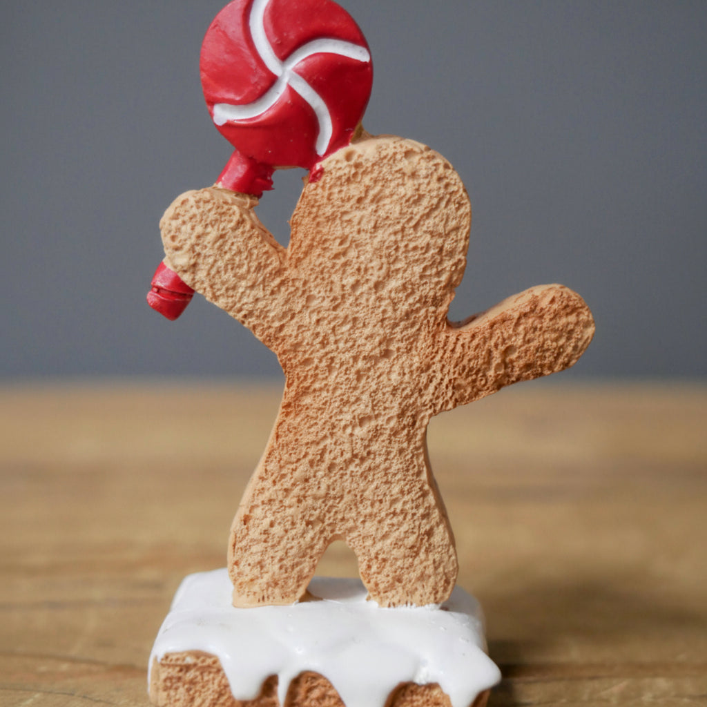 Dekorative kortholdere i form av pepperkakemenn til julebordet