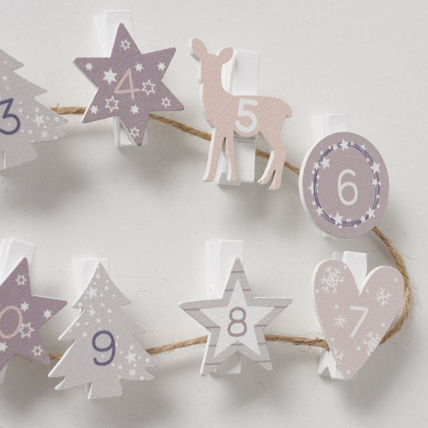 Nærbilde av klyper med tall 4 til 9 i ulike former og farger.