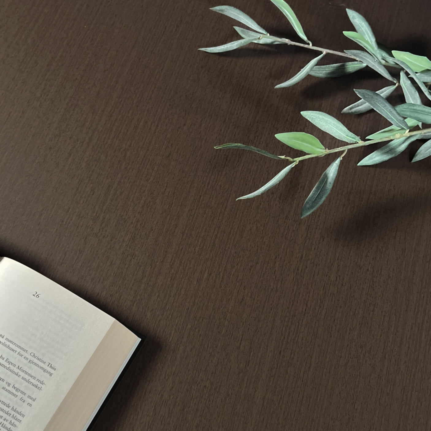 Selvklebende Cocoa kontaktplast med naturtro treverkstruktur i mellombrun nyanse – perfekt til oppgradering av møbler og interiør.