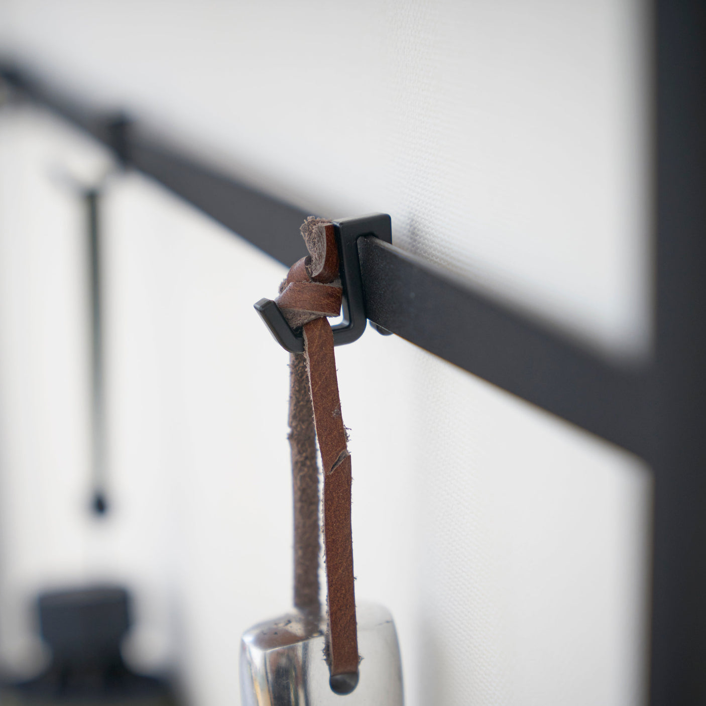 Enkel å plassere langs vegger eller smale områder.