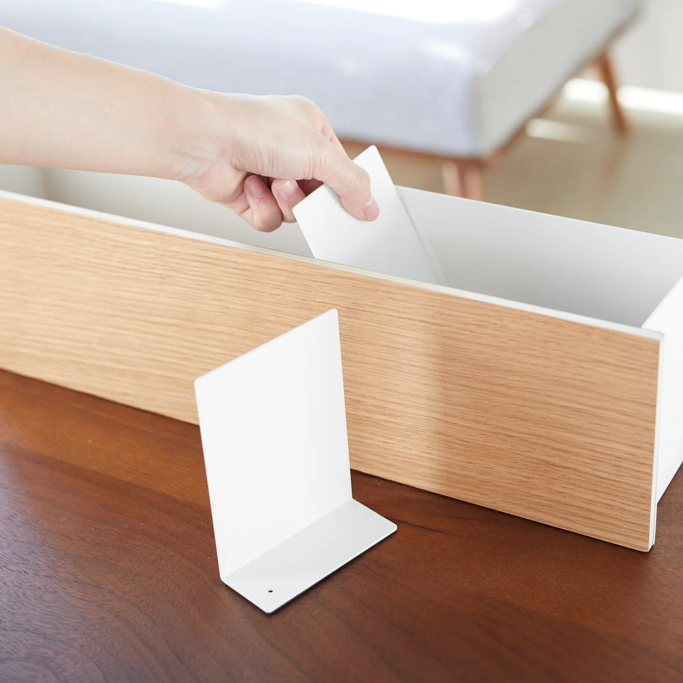 Hvit organizer med flyttbare rom til elektronikk og husholdningsartikler