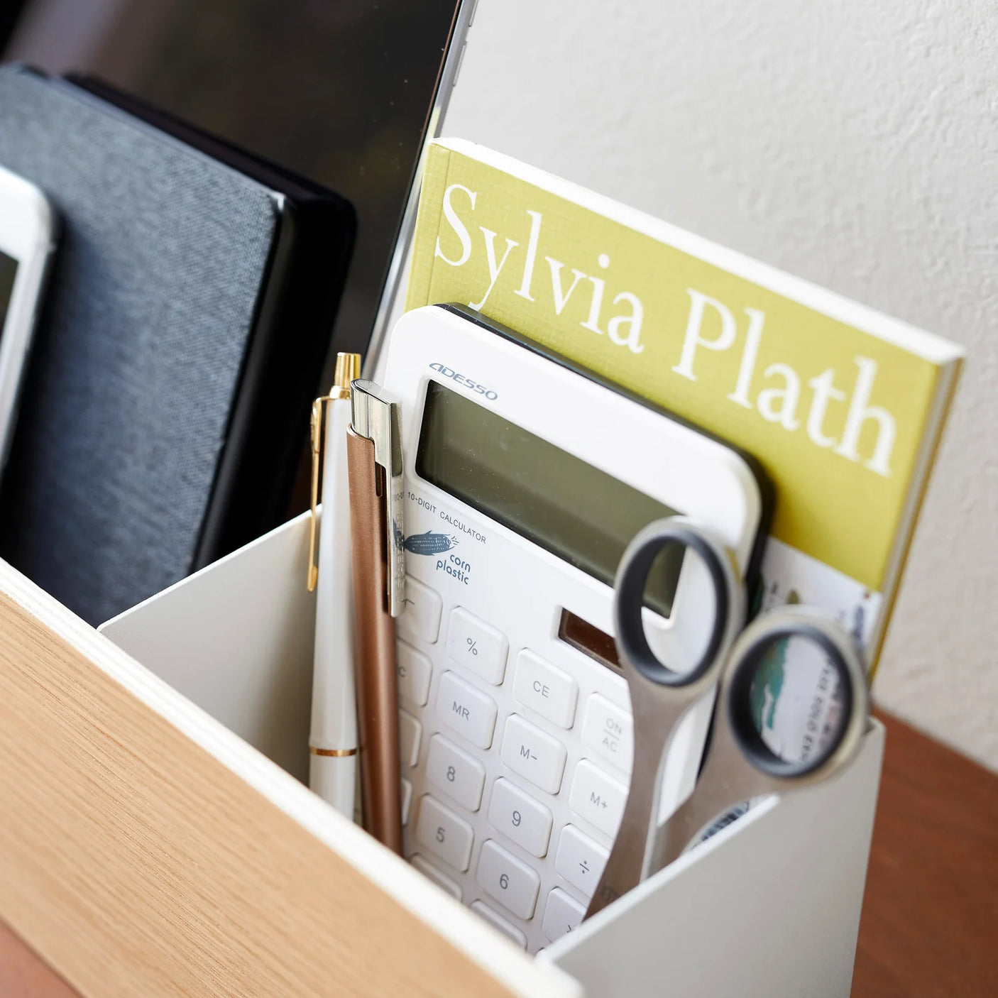 Bred organizer i hvitt stål til fjernkontroller, nettbrett og penner