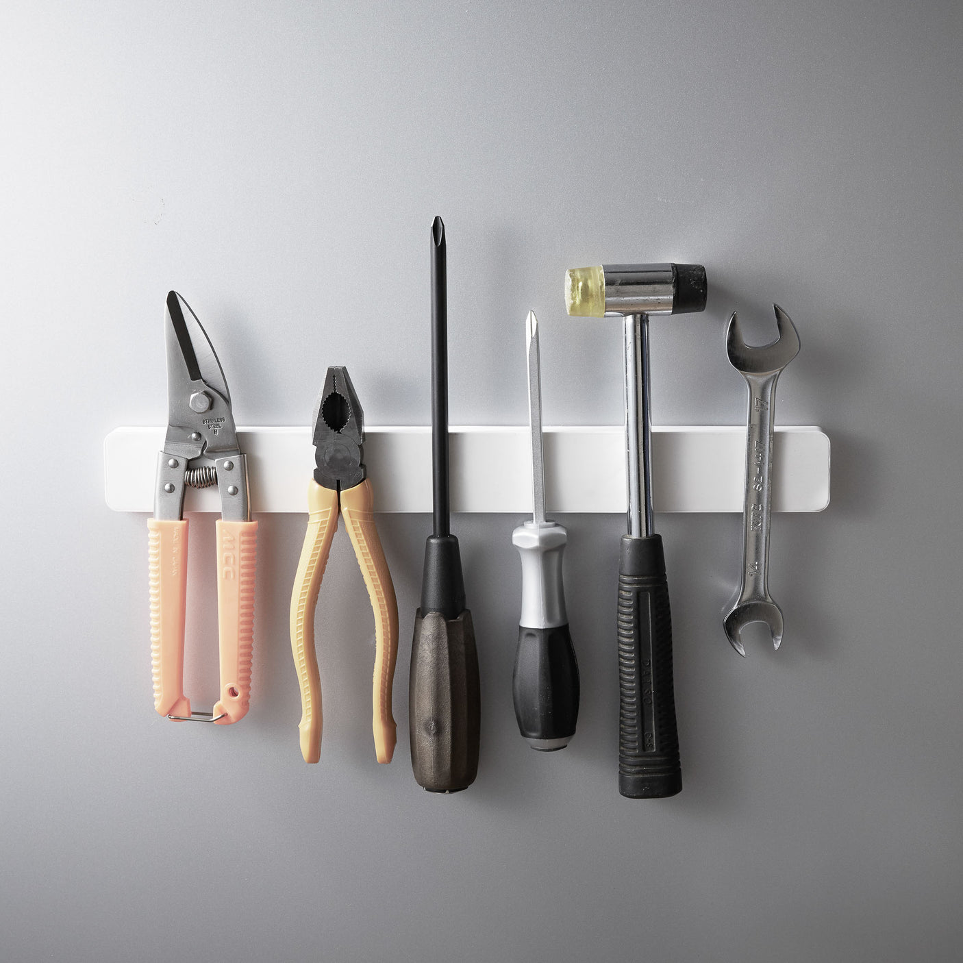 Illustrasjon av hvit magnetisk knivholder med mål.