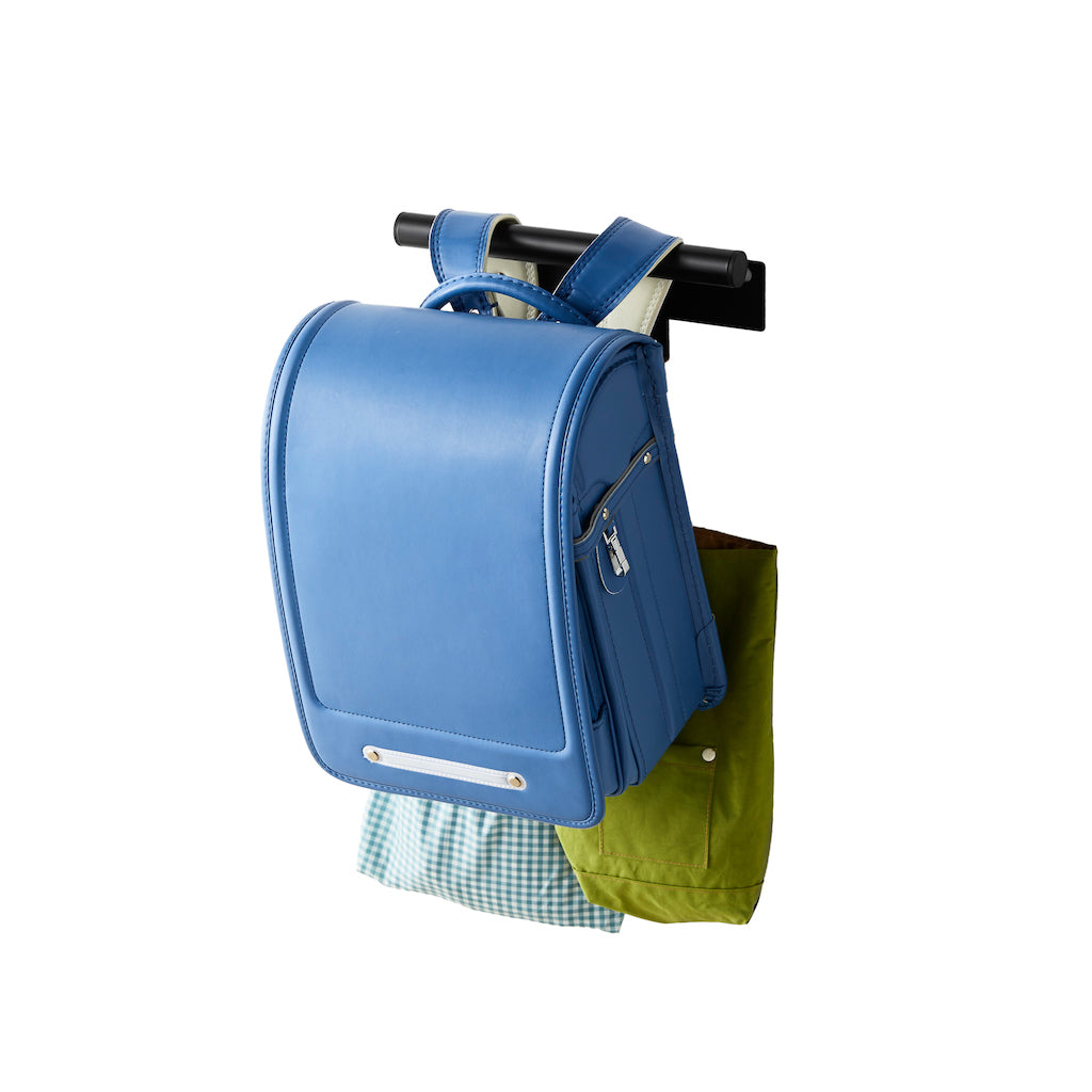 Tåler tyngre gjenstander som ryggsekker og vesker.