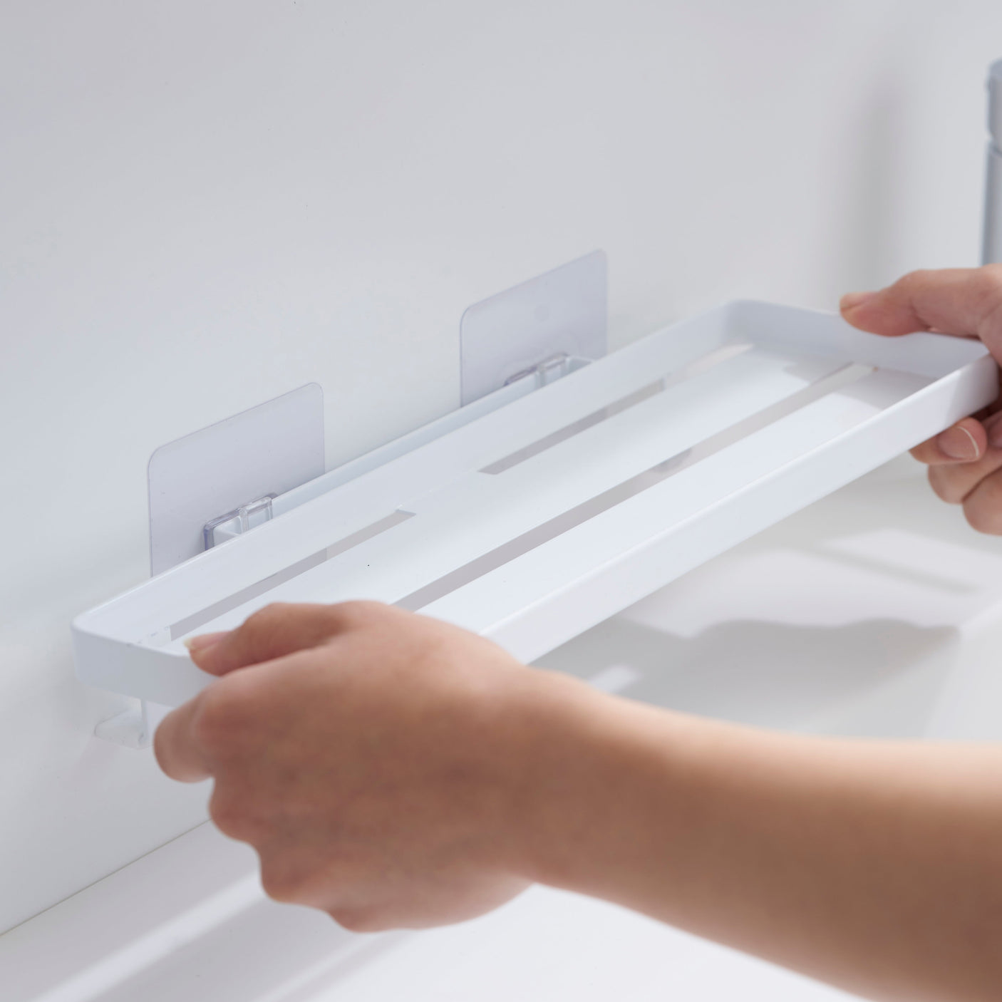 Moderne og stilrent design i hvitlakkert metall.