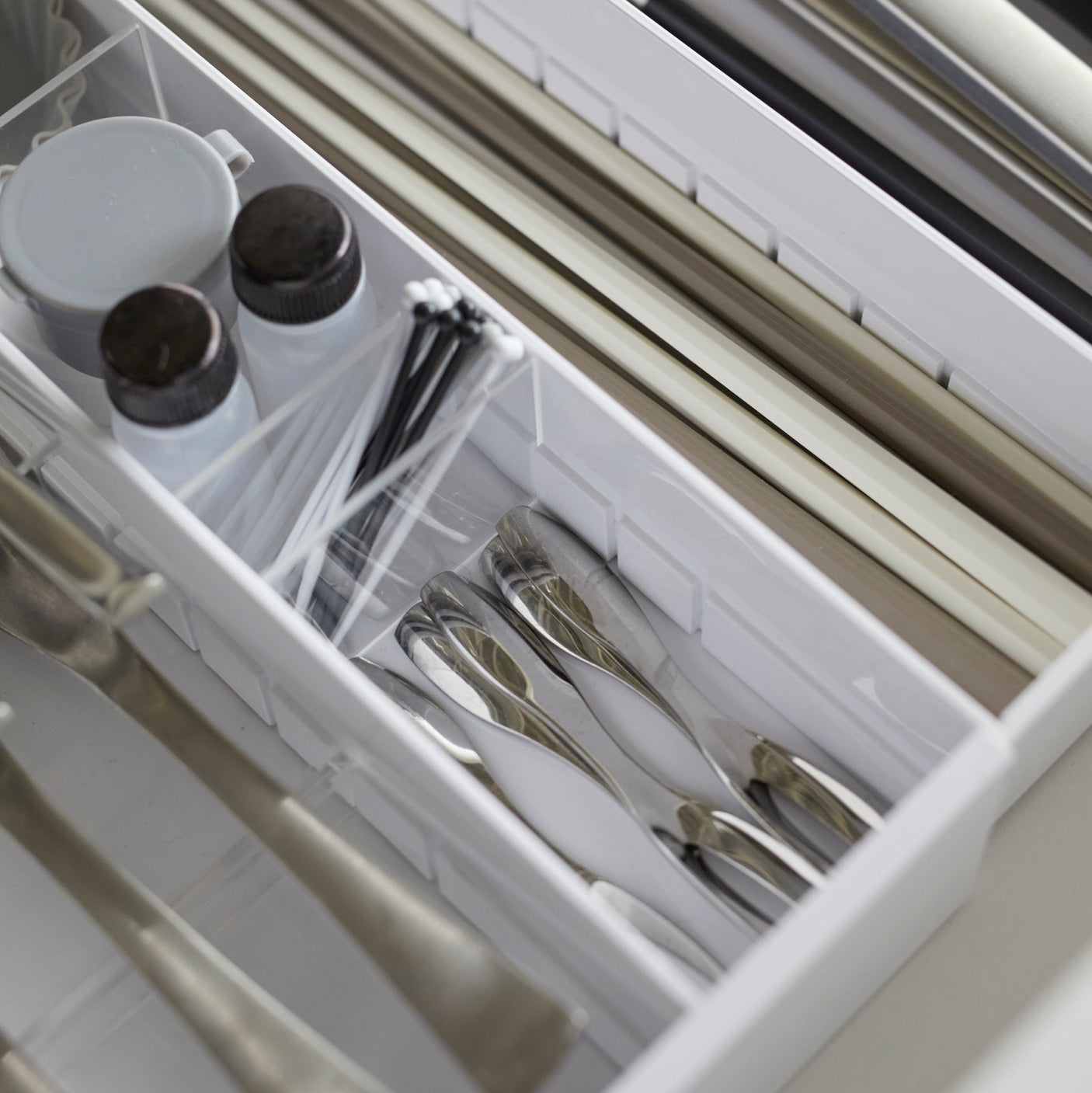 Praktisk inndelt bestikkinnsats for kjøkkenskuffer.