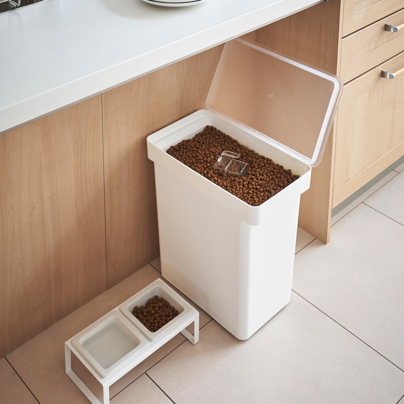 Stor og lufttett beholder til hunde- og kattemat.