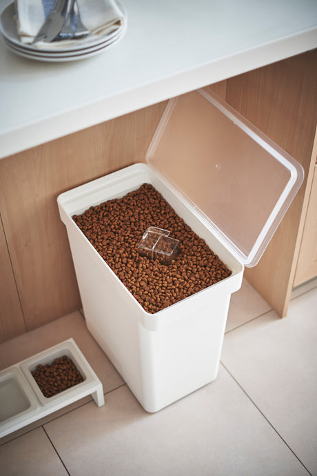 Praktisk matboks for trygg oppbevaring av tørrfôr.