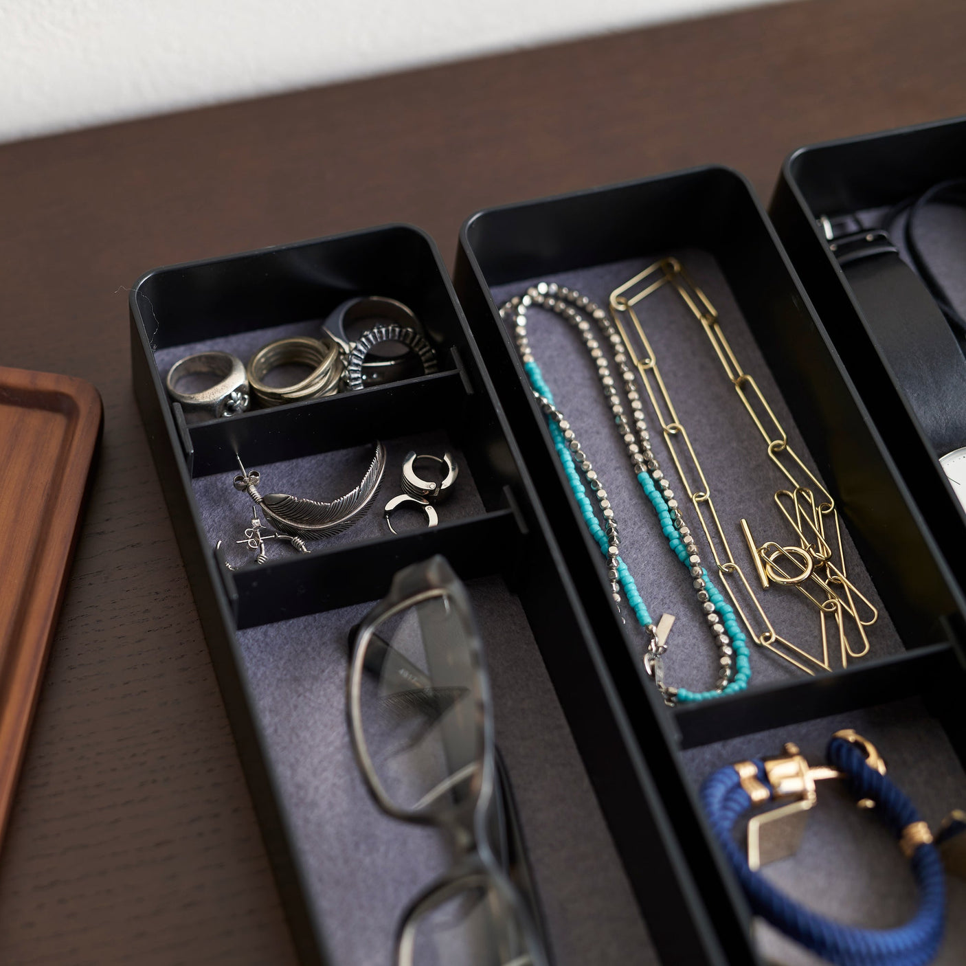 Multifunksjonelle bokser til oppbevaring av små nødvendigheter.