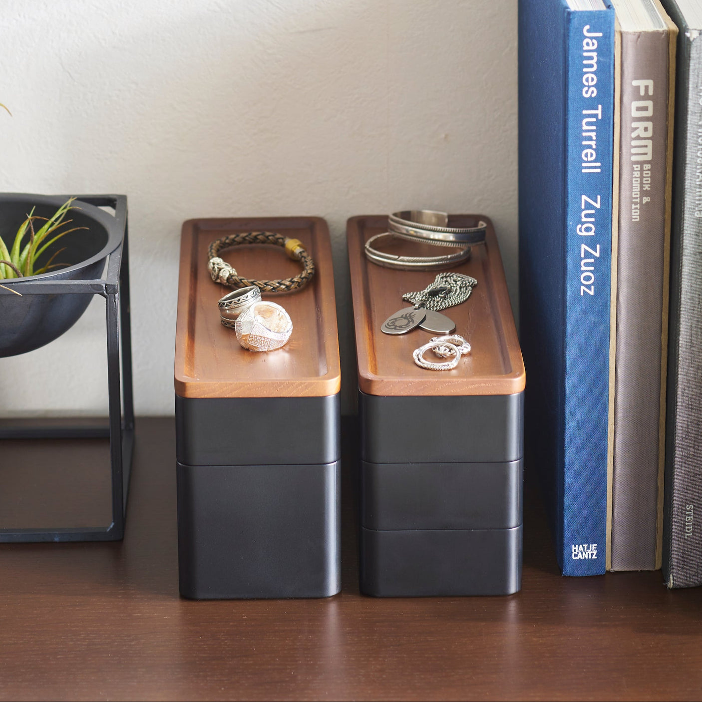 Tidløs organisering for smykker og småting.