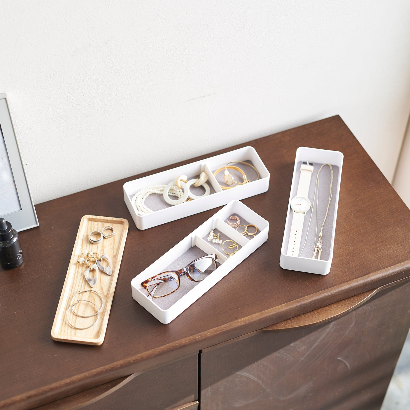 Minimalistiske oppbevaringsbokser for organisert oppbevaring.