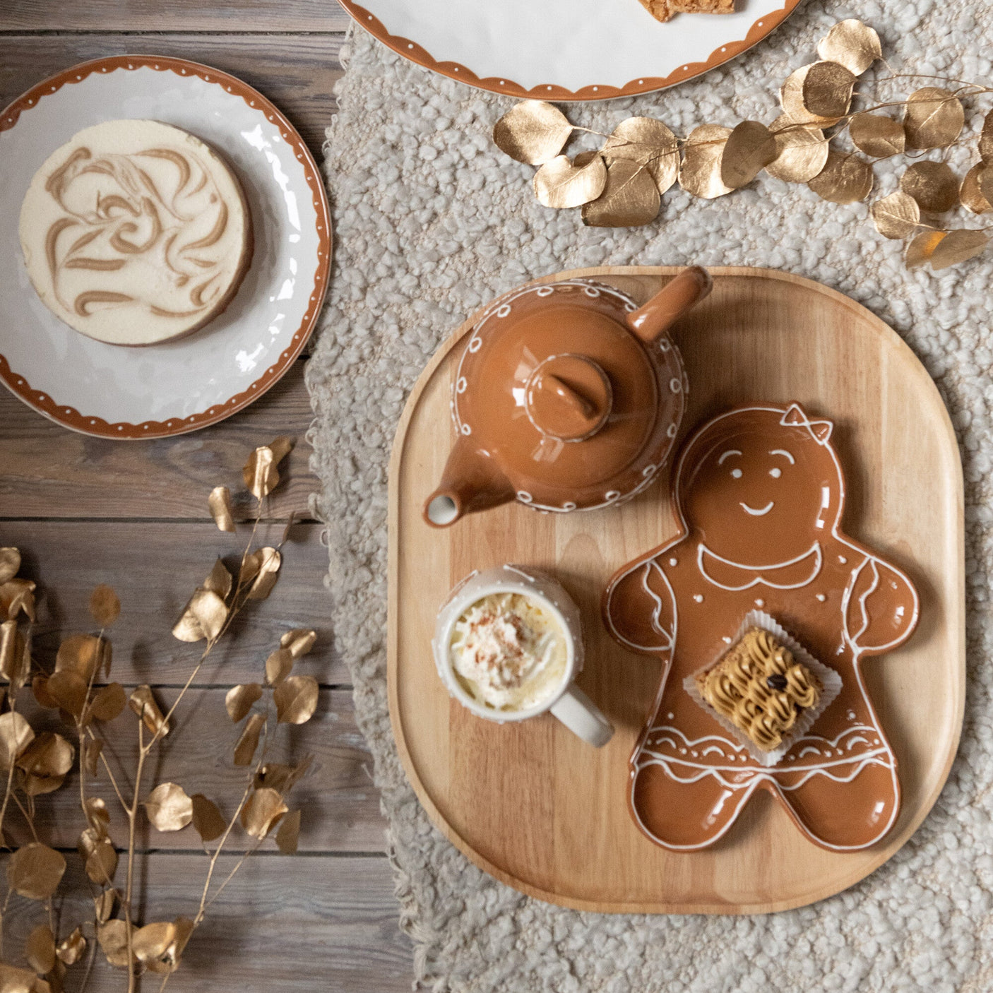 Pepperkakeformet serveringsfat i karamell og hvitt med kakebiter.