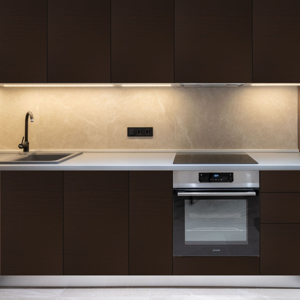 Deep Chocolate kontaktplast med mørkt treverk og matt overflate brukt på skapdør.