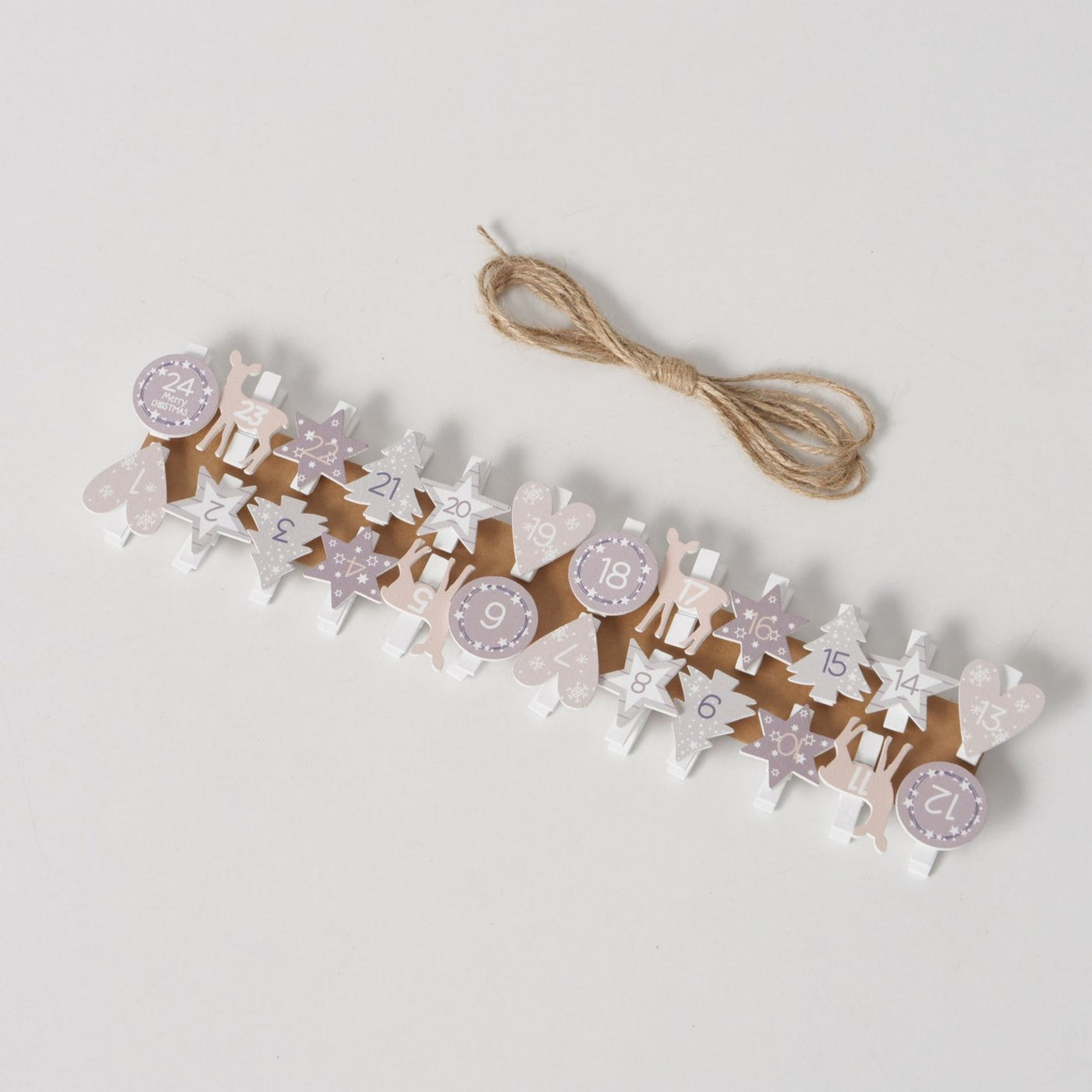 Adventskalender med 24 tallklyper i stjerne-, hjerte- og treform på snor.