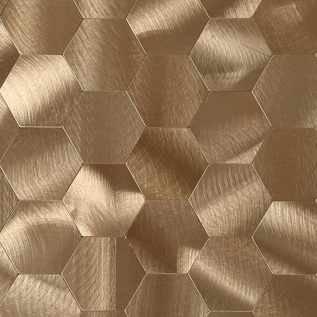 Børstet kobber medium selvklebende veggfliser imiterer fliser i hexagon-mønster med børstet kobber. Denne er populær til fornyelse av kjøkkenet.