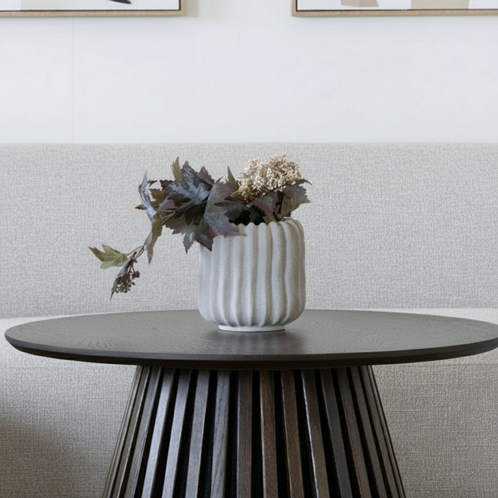 Kvadratisk bilde av House Nordic blomsterpotte med bølgestruktur plassert på bord