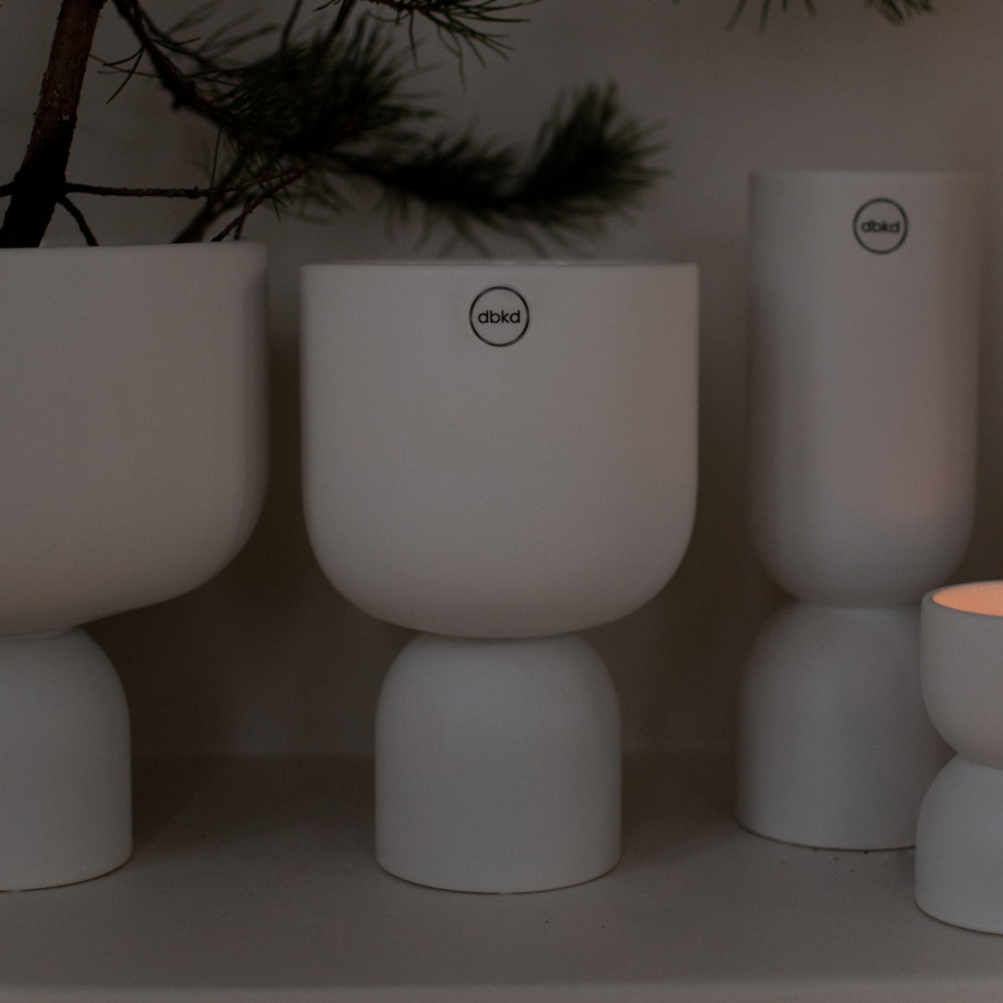 Flere DBKD Post vaser i ulike størrelser i moderne hvitt interiør