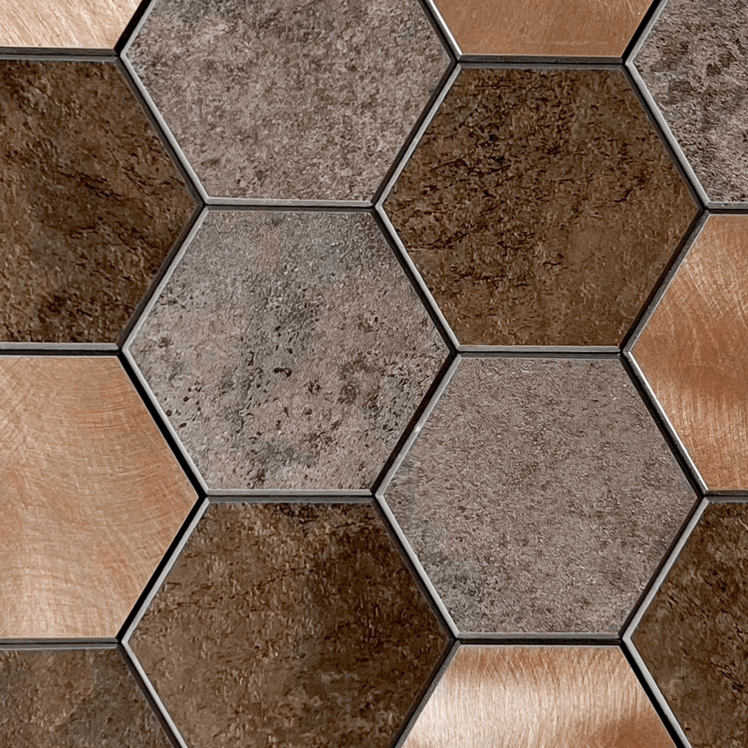 Bente hexagon selvklebende veggfliser imiterer fliser i jordlige farger med innslag av kobber. Denne er et populært valg til kjøkkenet.