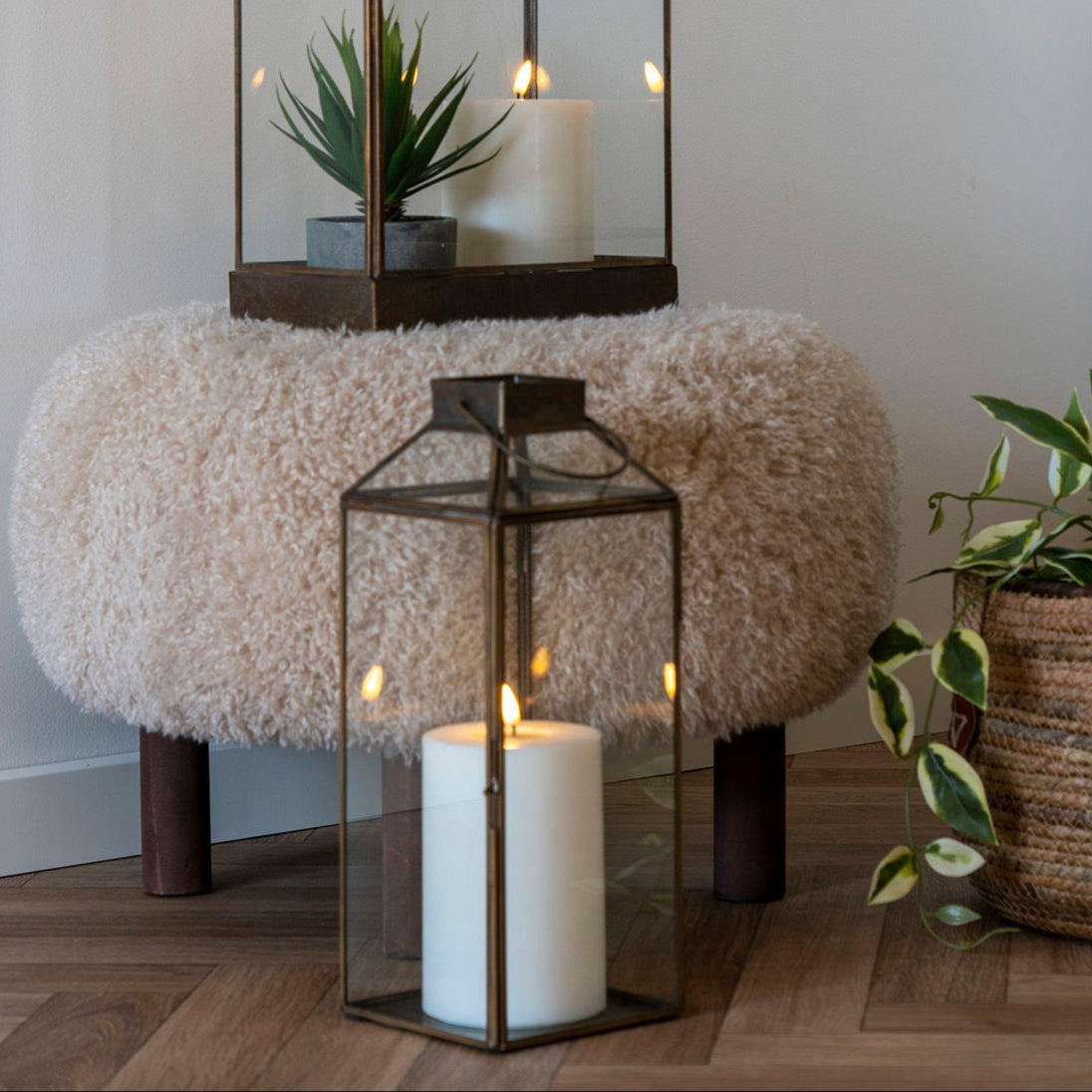 Stor dekorativ lyslykt i nordisk design for innendørs og utendørs bruk.