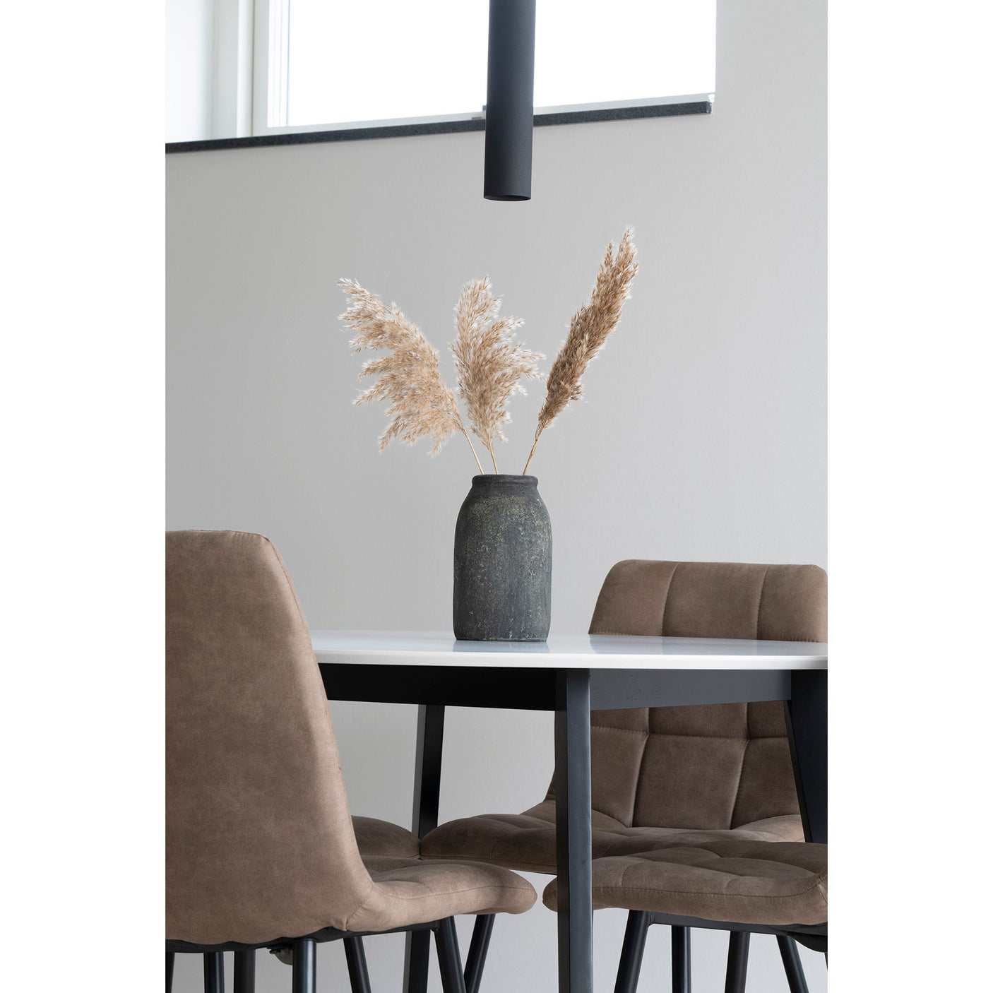 Paris taklampe i svart plassert over rundt bord med dekor – nordisk interiør