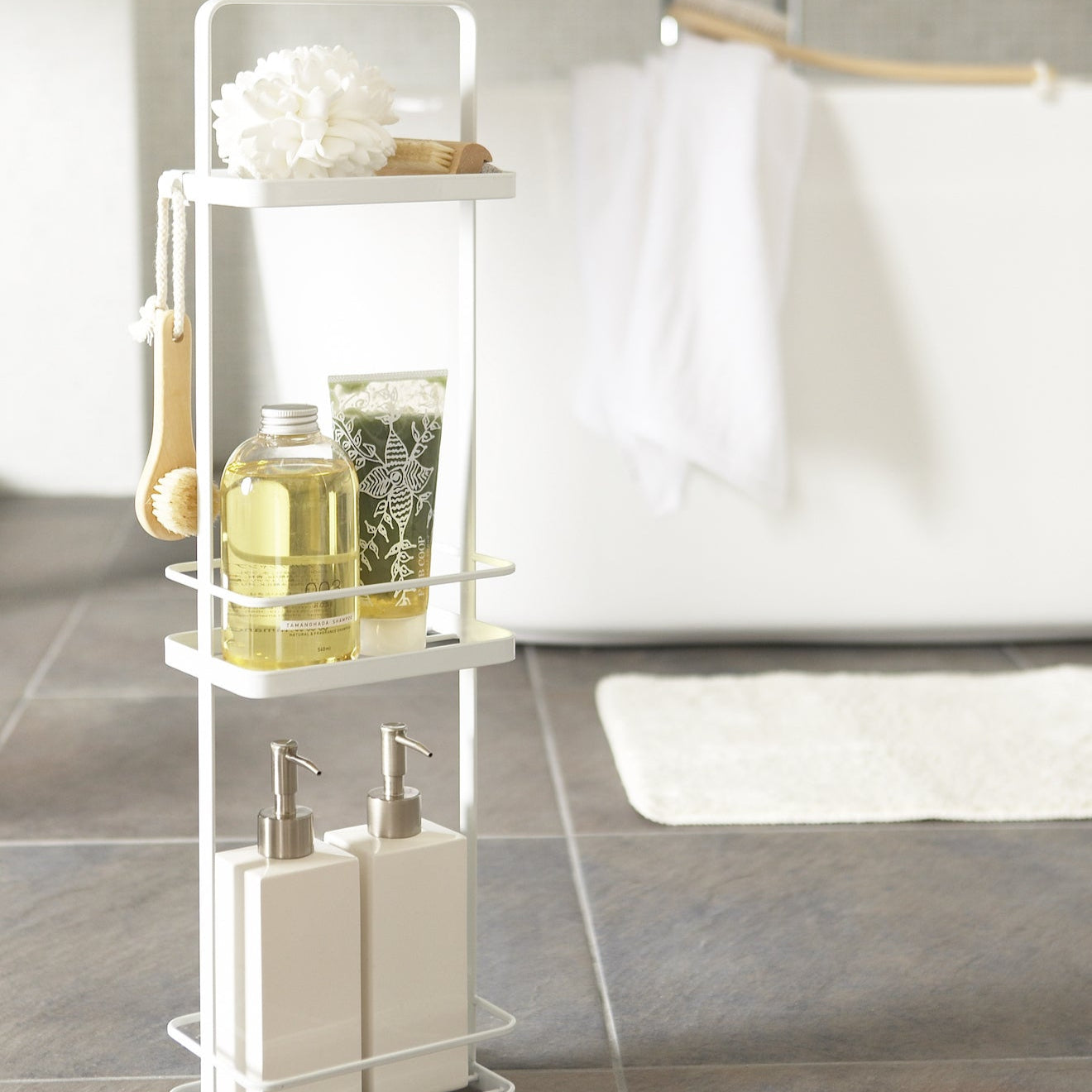 Hvit oppbevaringsstativ for organisering av hjemmet.