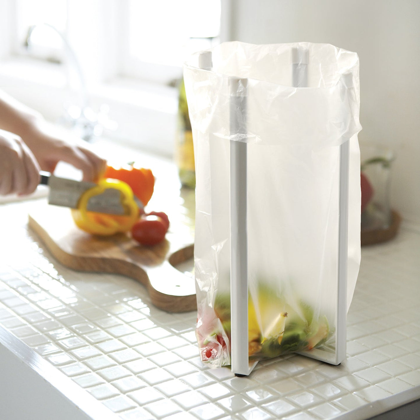 Plassbesparende tørkestativ med åpen konstruksjon.