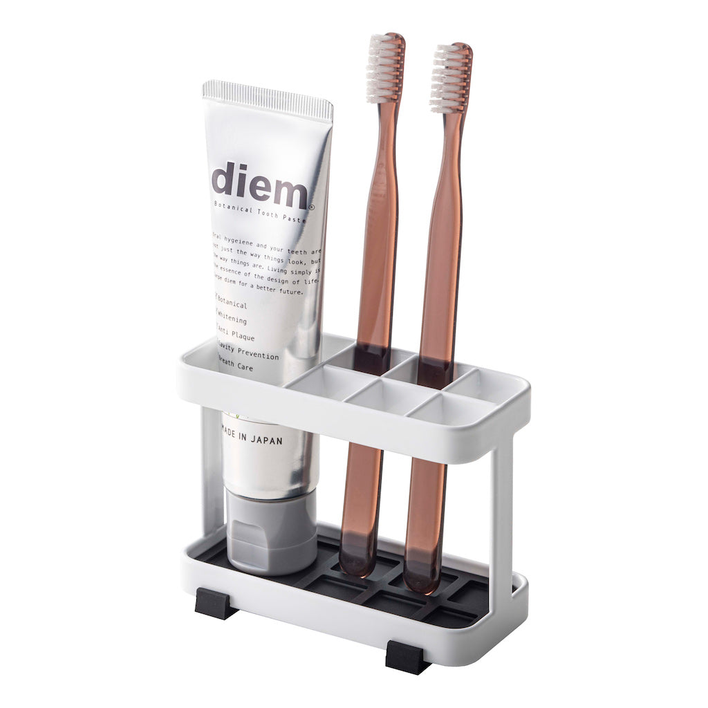 Plassbesparende tannbørstestativ i minimalistisk design.