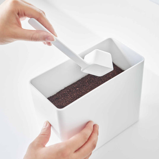 Lufttett kaffeboks 1,6L med måleskje hvit 18,4 x 15,4 cm - Lindas Dekor