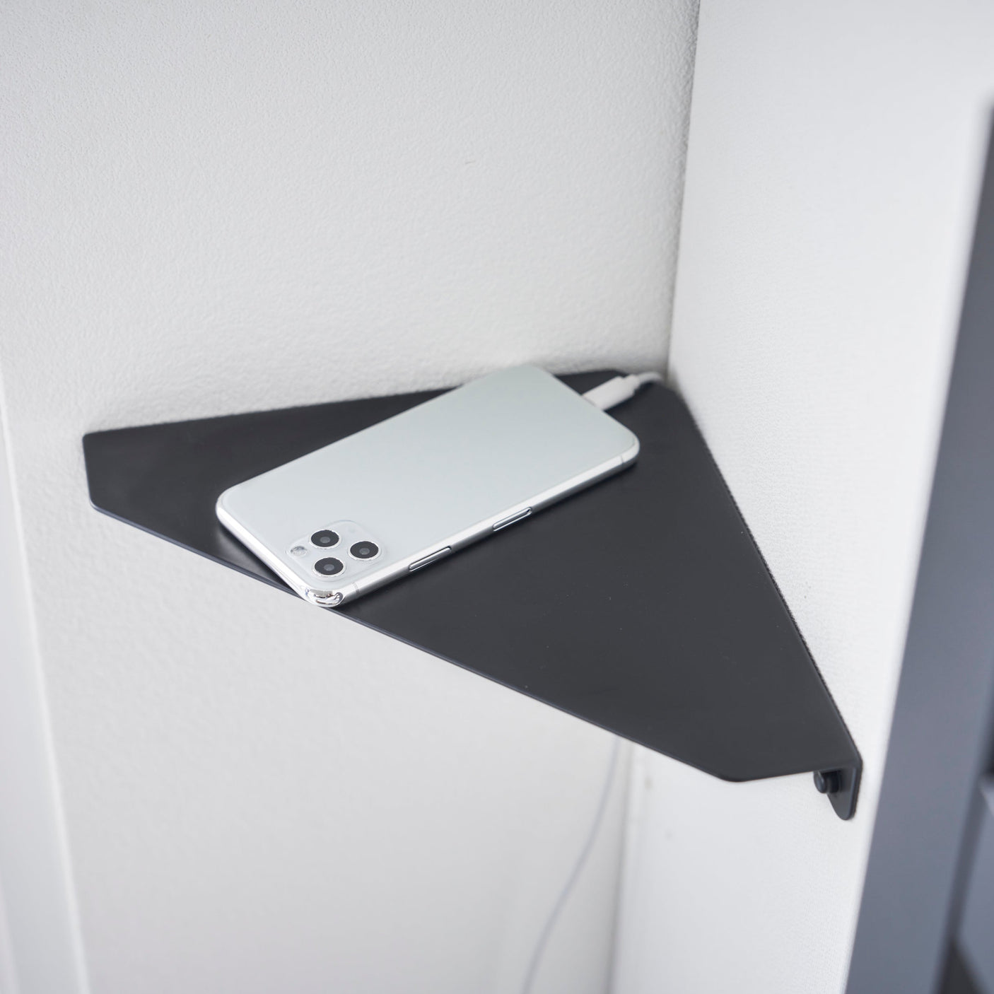 Moderne hjørnehylle i sort metall.