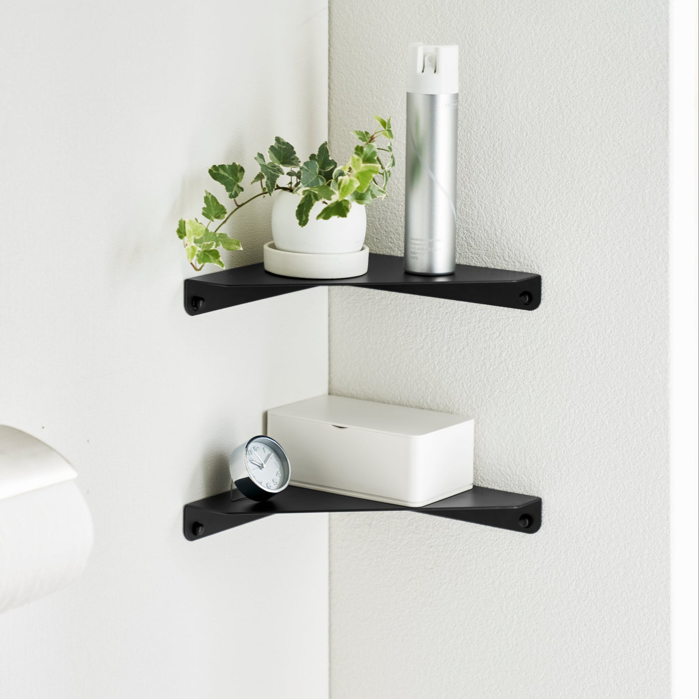 Robust og stilren vegghylle til ulike rom.