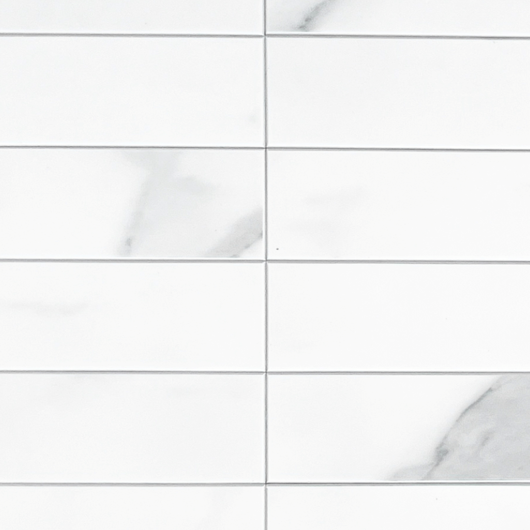 Nærbilde av Amalie hvite fliser med lyse grå årer og blank overflate