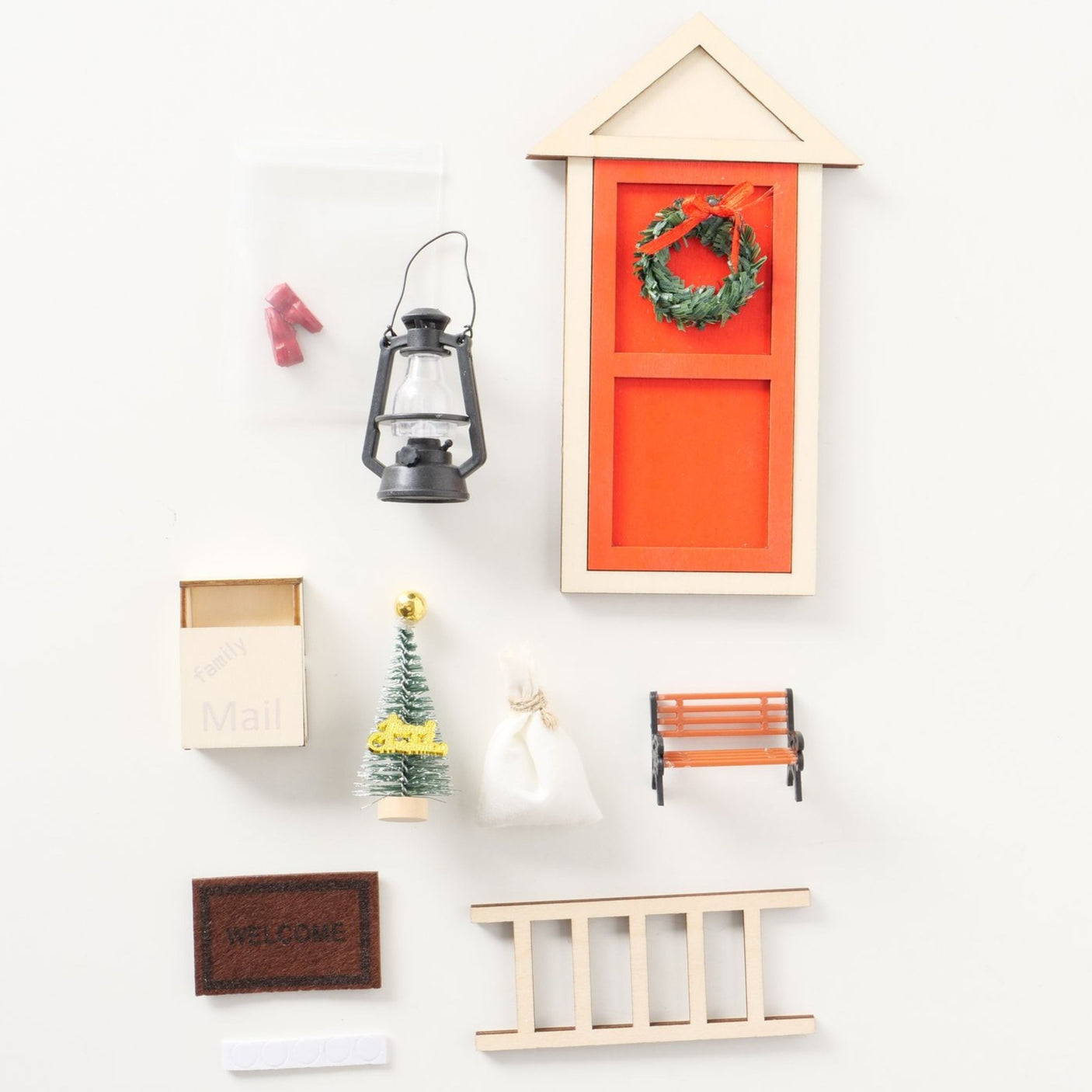 Alle delene i miniatyrsettet lagt ut på hvit bakgrunn.