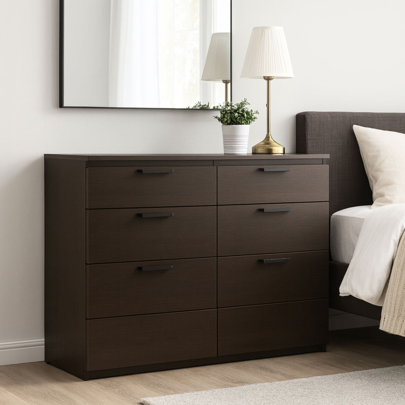 Kommode med Cocoa kontaktplast i mørk trelook, plassert på soverom med speil, bordlampe og planter for et elegant uttrykk.
