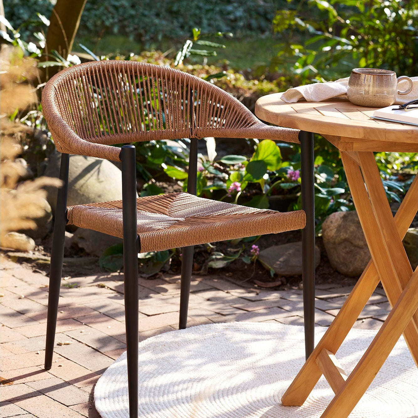 Canari dining chair vist forfra med avrundet rygg og armlener