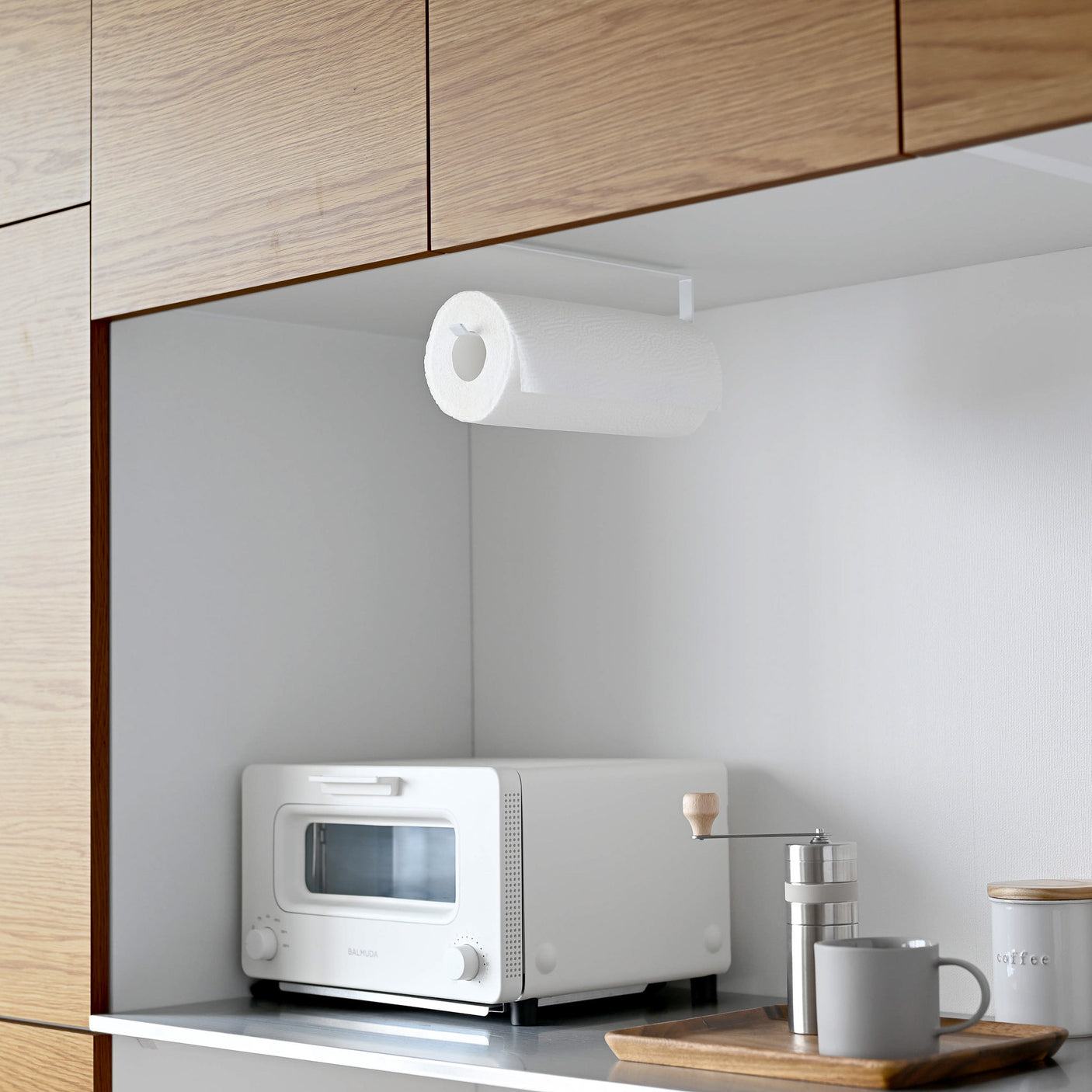 Kjøkken med hvitt stativ brukt til oppbevaring av kjøkkenpapir