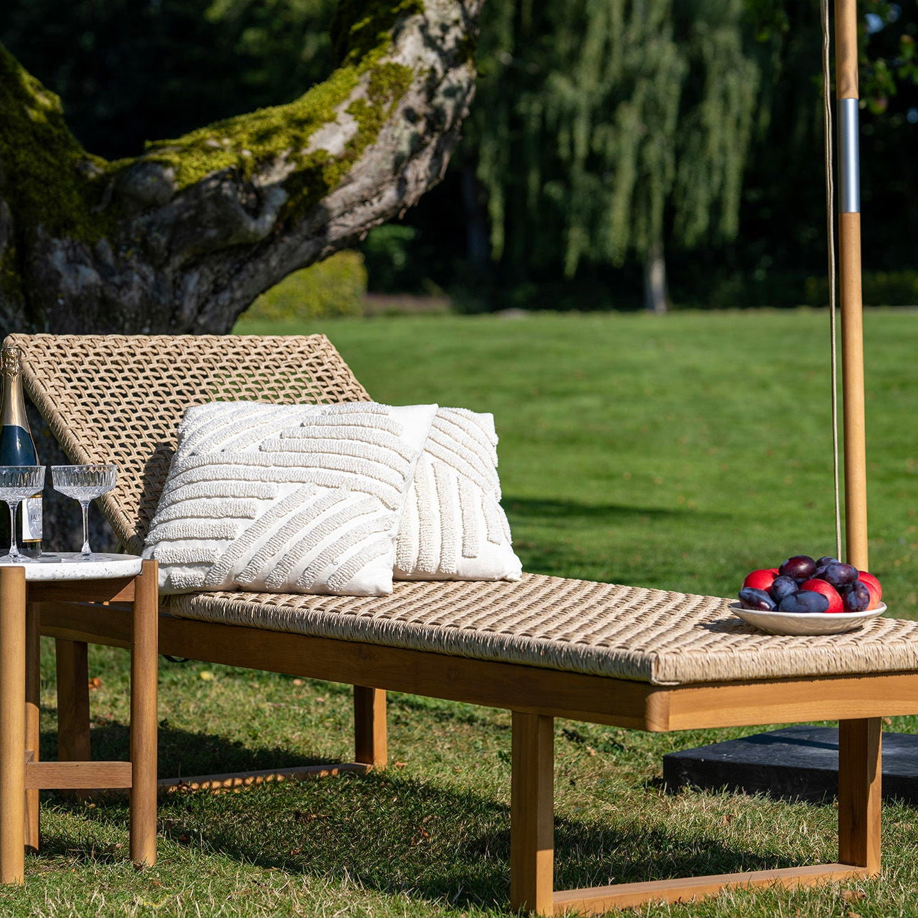 Derby sun lounger vist fra siden i naturfarget finish